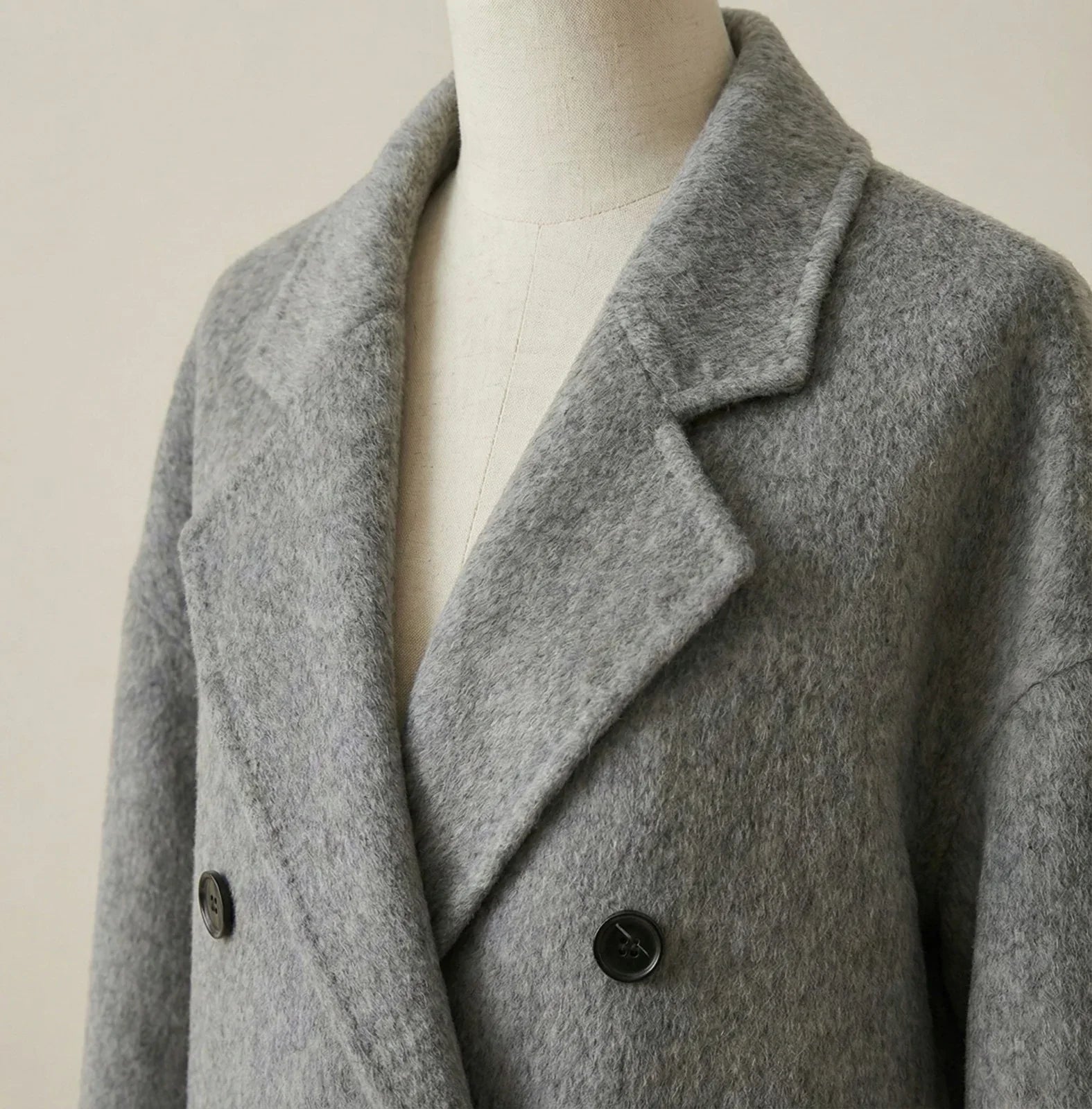 Manteau Élégance Brume – Signature Tailleur